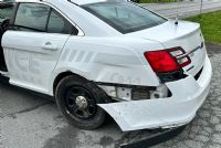 Un conducteur frappe une voiture de police et prend la fuite